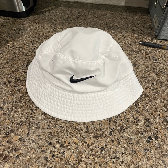 Baby Nike bucket hat - Picture 1 of 4